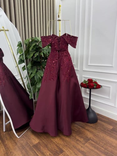 فستان سهرة كحلي بكتف منسدل وتنورة واسعة