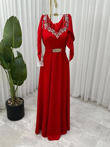 فستان سهرة أحمر بتطريز كريستالي وحزام