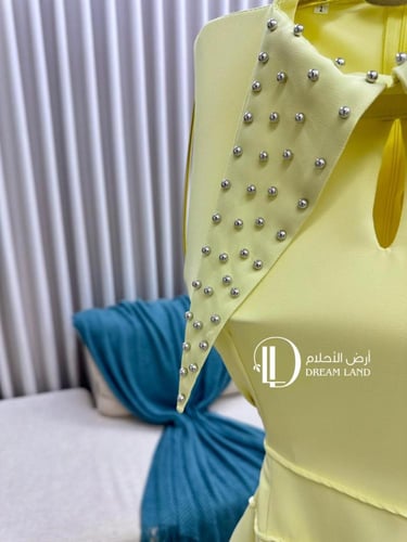 فستان أصفر بياقة مطرزة وكسرات جانبية