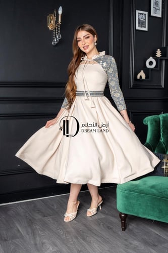 فستان ميدي كريمي بأكمام فضية وخصر مطرز