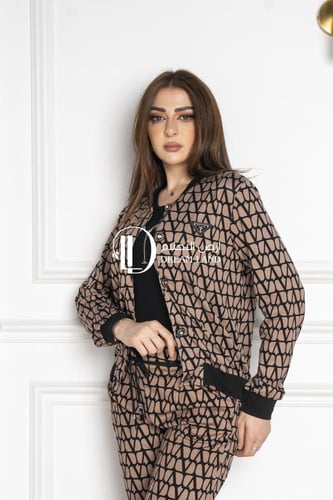 طقم نسائي منقوش بجاكيت وبنطلون