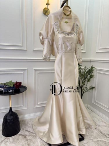 فستان سهرة سكري بأكمام منفوخة وتطريز فاخر