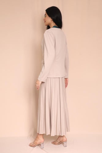 طقم نسائي رسمي بجاكيت وتنورة بليسيه