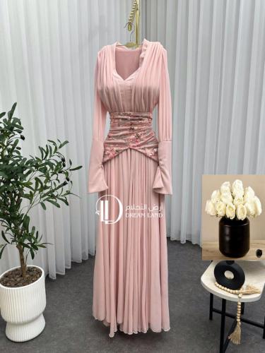 فستان سهرة وردي بخصر مطرز وأكمام واسعة