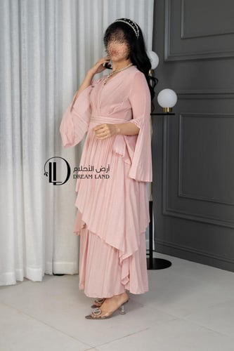 فستان ميدي وردي بتنورة بليسيه وأكمام واسعة