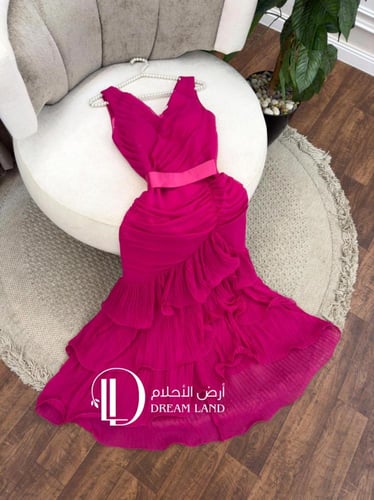 فستان سهرة فوشي بكتف منسدل وقصة مزمومة