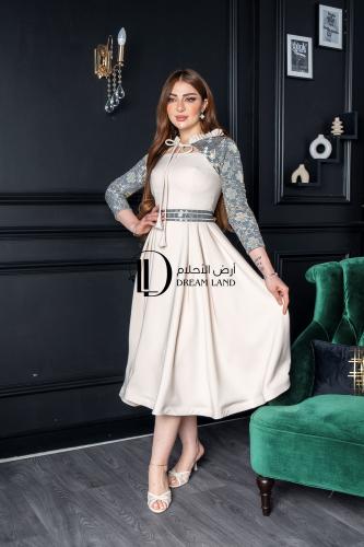 فستان ميدي كريمي بأكمام فضية وخصر مطرز