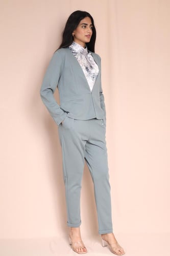 طقم نسائي بنطلون