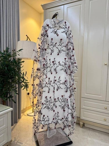 فستان سهرة بوشاح مطرز وتصميم عصري