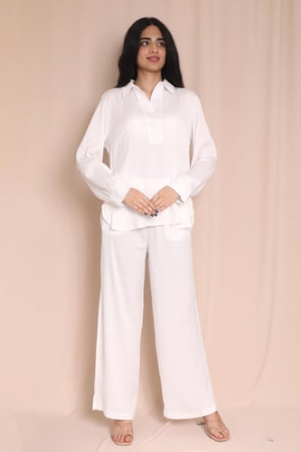 طقم نسائي أبيض بقميص كلاسيكي وبنطلون واسع