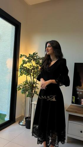 فستان اسود بدانتيل