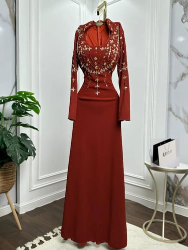 فستان سهرة أحمر داكن بياقة عالية وتطريز فاخر