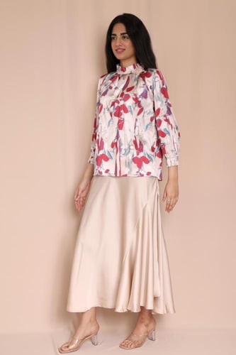 طقم نسائي ببلوزة منقوشة وتنورة ساتان بيج