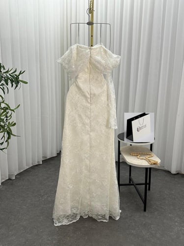 فستان سهرة أوف وايت بتطريز دانتيل فاخر