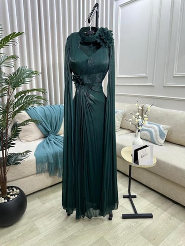 فستان سهرة زيتي بتصميم درامي وأكمام كيب