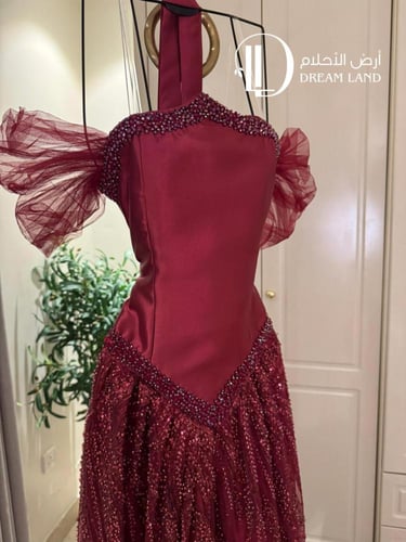 فستان سهرة عنابي بياقة مطرزة وتنورة لامعة