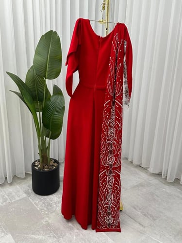 فستان سهرة أحمر بتطريز كريستالي وحزام