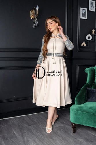 فستان ميدي كريمي بأكمام فضية وخصر مطرز