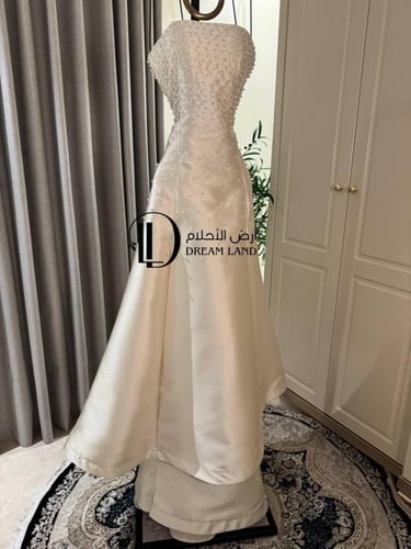 فستان سهرة أوف وايت بصدريّة مطرزة