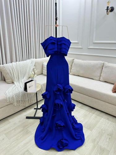 فستان سهرة بورد بارز وتصميم متدرّج