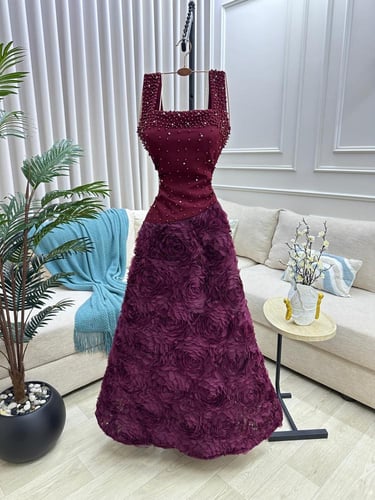 فستان سهرة عنابي بتنورة ورود ثلاثية الأبعاد