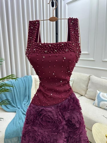 فستان سهرة عنابي بتنورة ورود ثلاثية الأبعاد