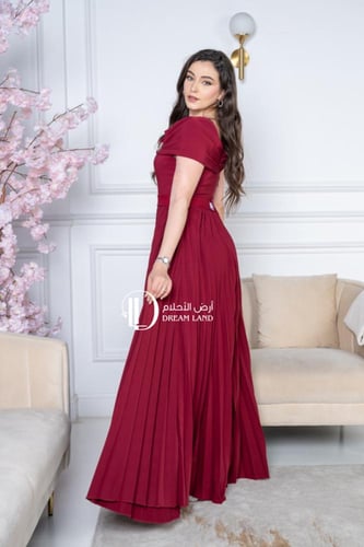 فستان سهرة عنابي بياقة منسدلة وتنورة بليسيه