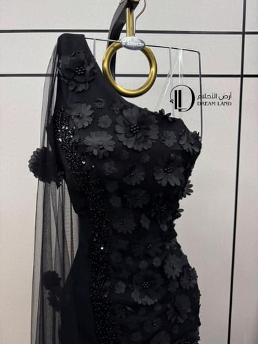 فستان سهرة أسود بورد بارز وذيل منسدل