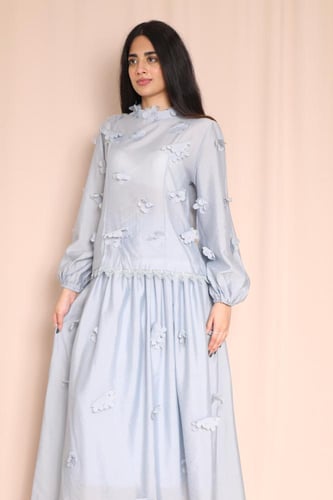 طقم نسائي بتنورة وبلوزة مطرزة بالفراشات