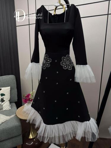 فستان ميدي أسود بياقة مربعة وأكمام من التول