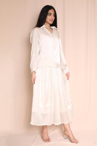 طقم نسائي ببلوزة ساتان وتنورة بليسيه