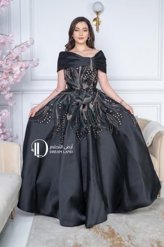 فستان سهرة أسود بكتف منسدل وتطريز فاخر
