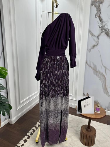 فستان سهرة بكتف واحد وتطريز لامع