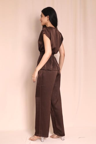 طقم حريري بني بتطريز لؤلؤ ووردة ناعمة