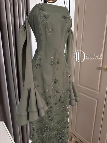 فستان سهرة أخضر بتصميم درامي وأكمام واسعة