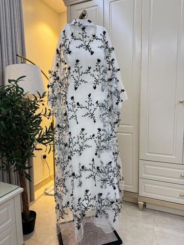 فستان سهرة بوشاح مطرز وتصميم عصري