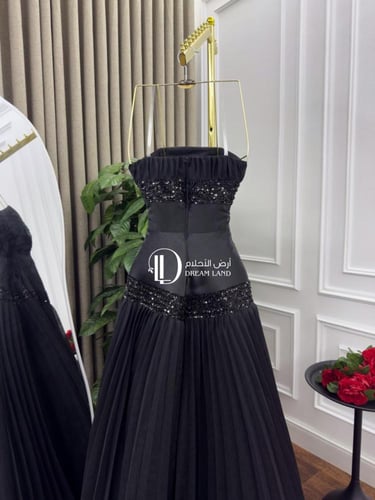 فستان سهرة أسود بخصر مطرز وتنورة واسعة