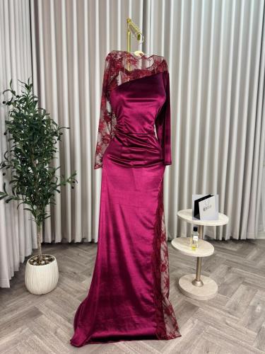 فستان سهرة عنابي بلمسة دانتيل وتصميم مزموم