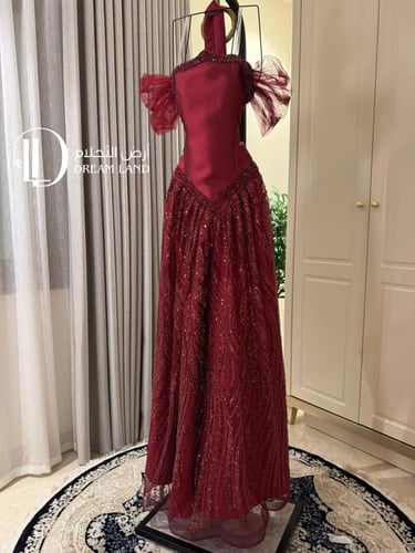 فستان سهرة عنابي بياقة مطرزة وتنورة لامعة