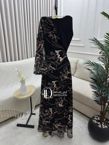 فستان سهرة أسود بكم واحد وتطريز ذهبي