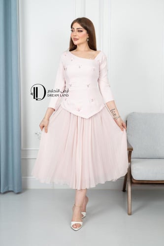 فستان ميدي وردي بتطريز ورد وكسرات