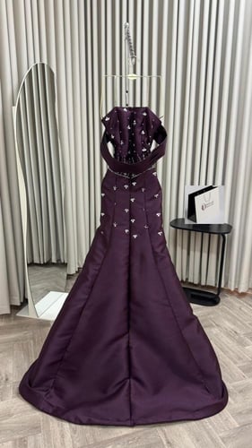 فستان سهرة بنفسجي (غامق) بكتف منسدل وتطريز كريستال...