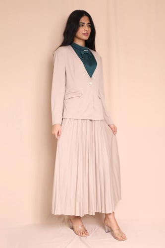 طقم نسائي رسمي بجاكيت وتنورة بليسيه