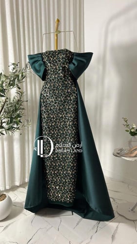 فستان سهرة زيتي بتطريز لامع وذيل درامي