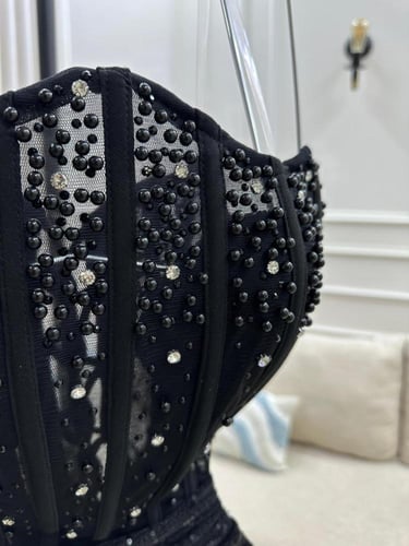 فستان سهرة أسود بتطريز كريستالي