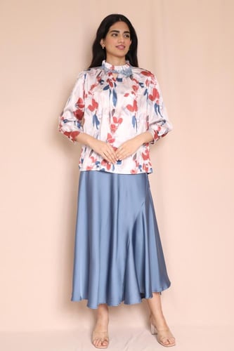 طقم نسائي بتنورة ساتان وبلوزة منقوشة