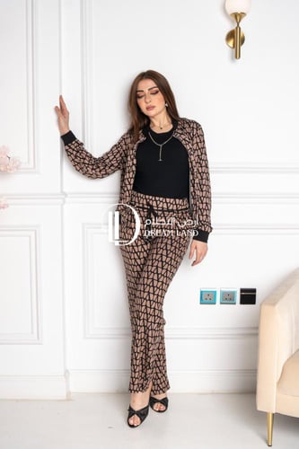 طقم نسائي منقوش بجاكيت وبنطلون