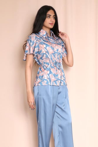 طقم نسائي أنيق ببلوزة منقوشة وبنطلون ساتان