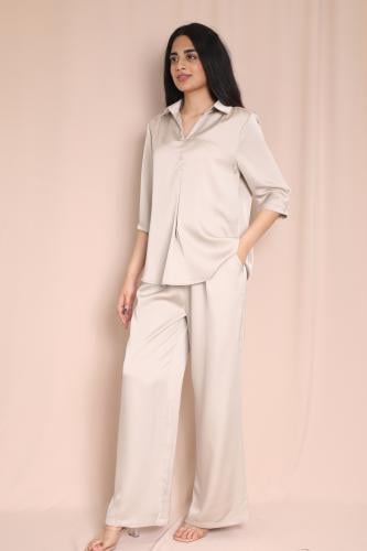 طقم نسائي حريري بقميص وبنطلون واسع