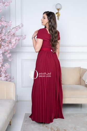 فستان سهرة عنابي بياقة منسدلة وتنورة بليسيه